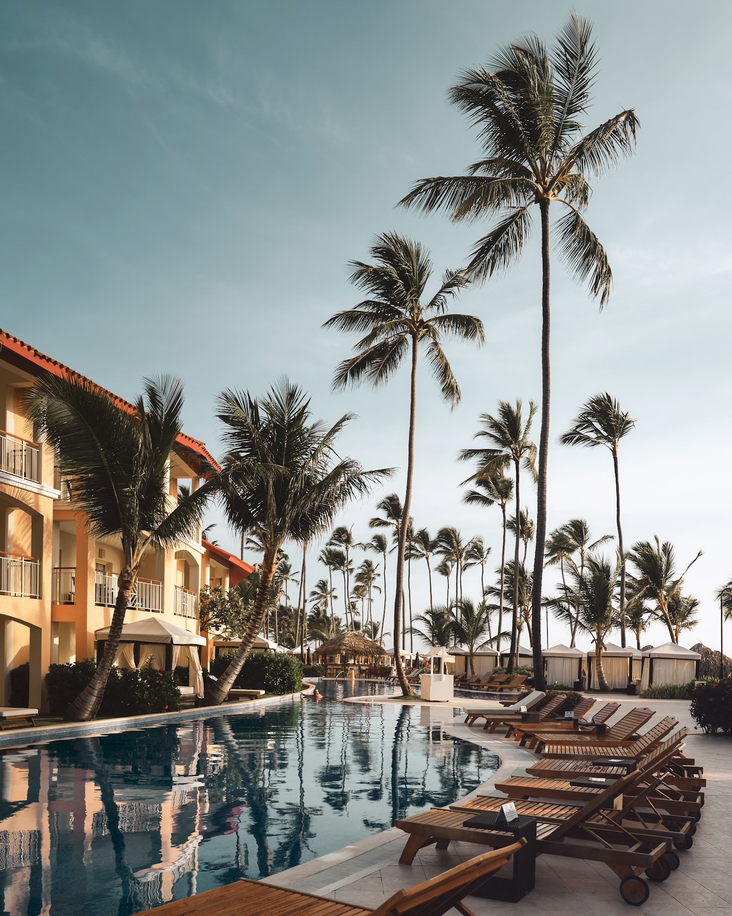 Connecting Resorts with Global Travel Networks